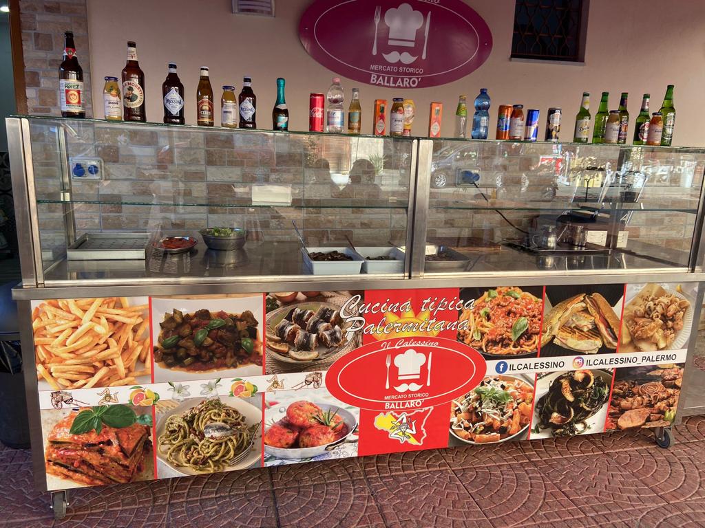 Il banco de Il Calessino nel mercato storico di Ballarò